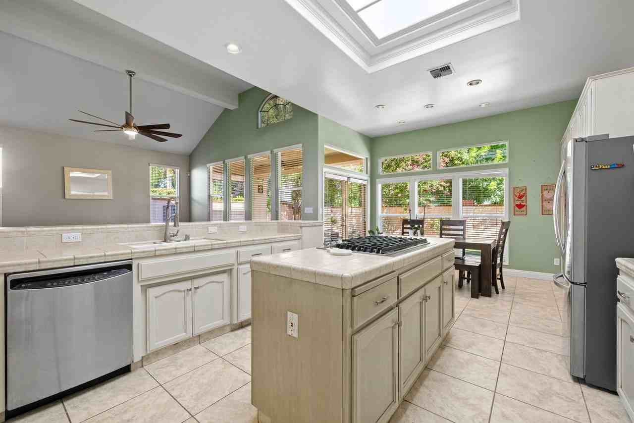 10904 Rockridge Way - Photo 3 of 42