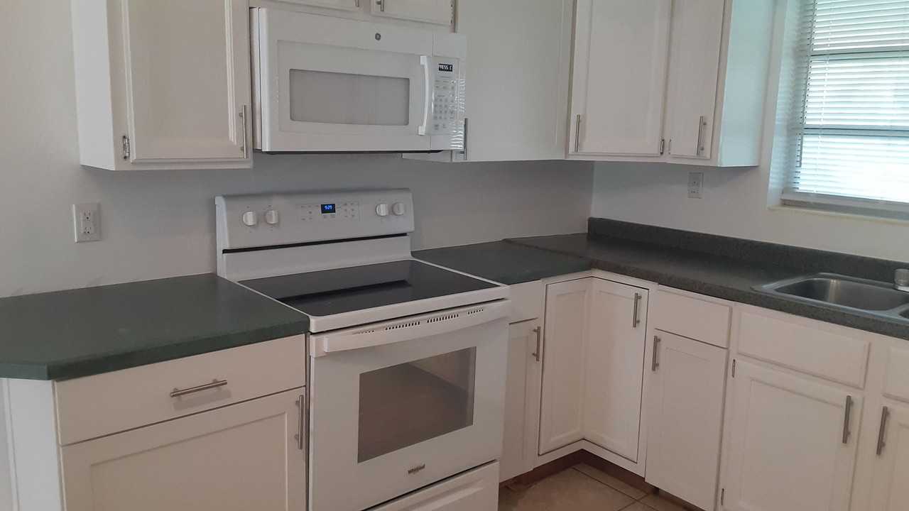 428 Manhattan Ave - Photo 2 of 17