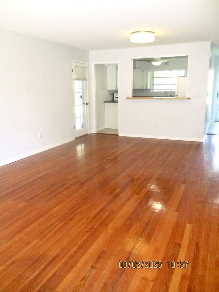 428 Manhattan Ave - Photo 5 of 17