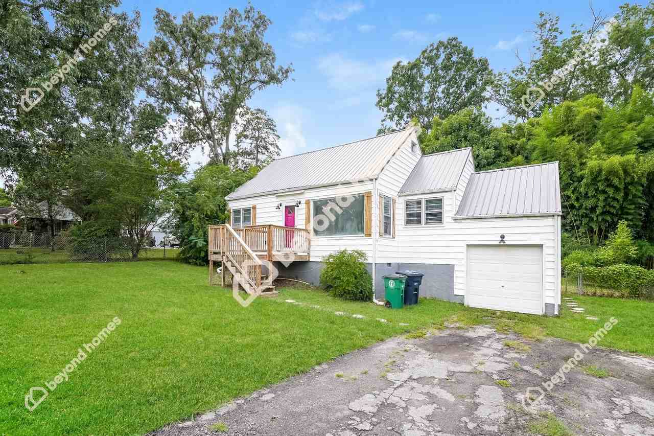 711 Astor Ln - Photo 3 of 16