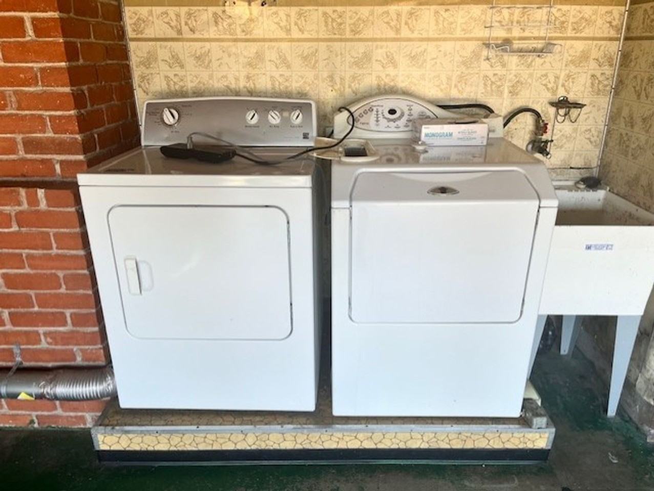 3709 Whitney Ave - Photo 4 of 18