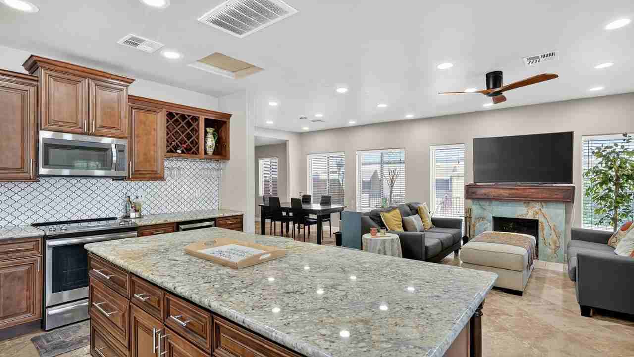 1627 E Earll Dr - Photo 4 of 32