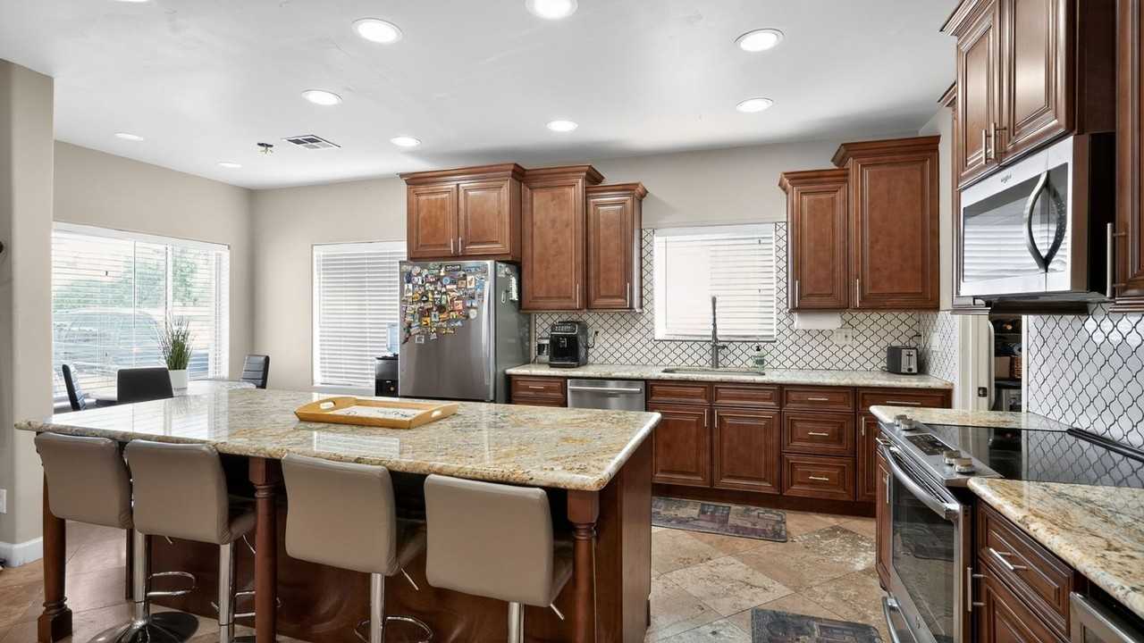1627 E Earll Dr - Photo 5 of 32