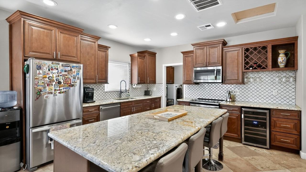 1627 E Earll Dr - Photo 6 of 32