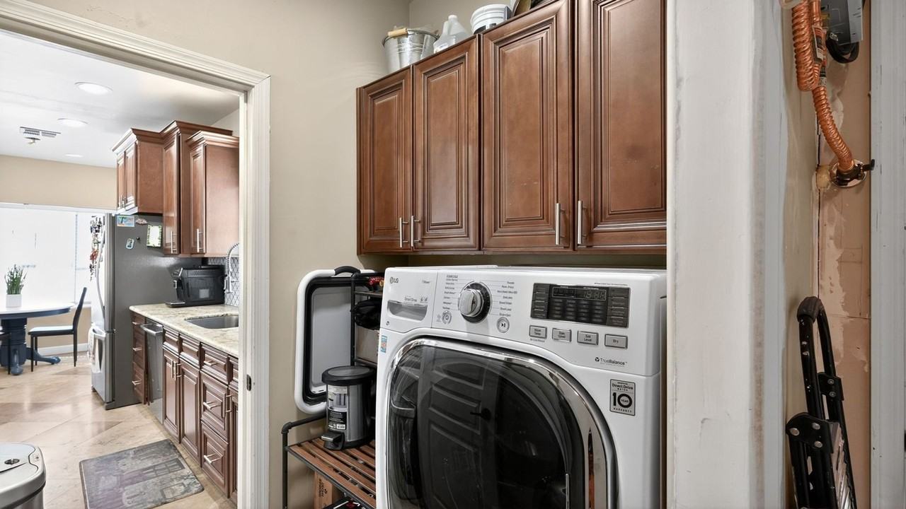 1627 E Earll Dr - Photo 7 of 32