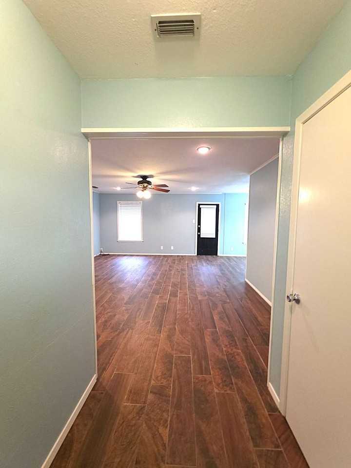 406 Hillcreek Dr - Photo 4 of 23