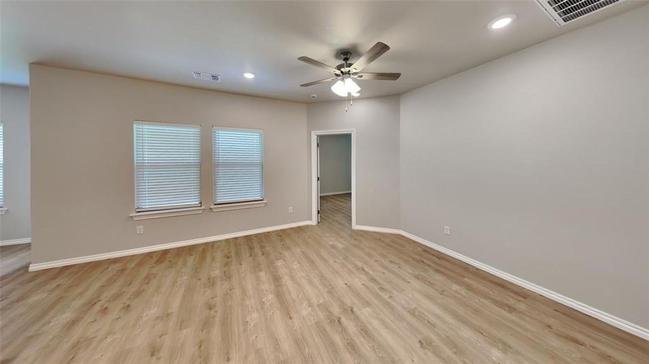 6928 Labelle Dr - Photo 5 of 17