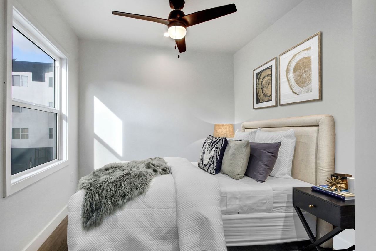 163 S Burlington Ave - Photo 4 of 6