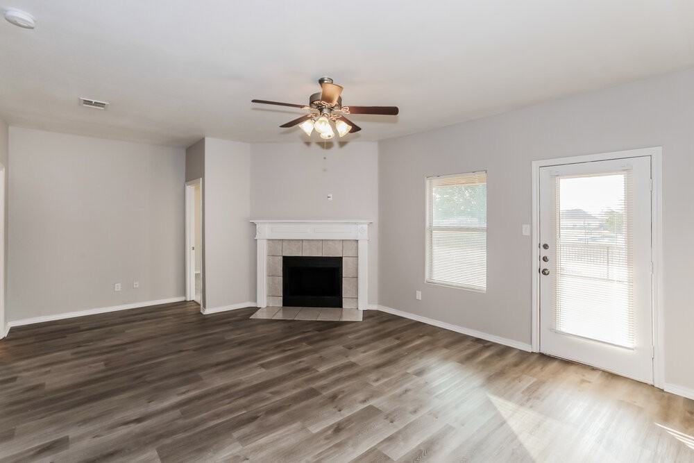 12419 Pinestraw Rd - Photo 3 of 16