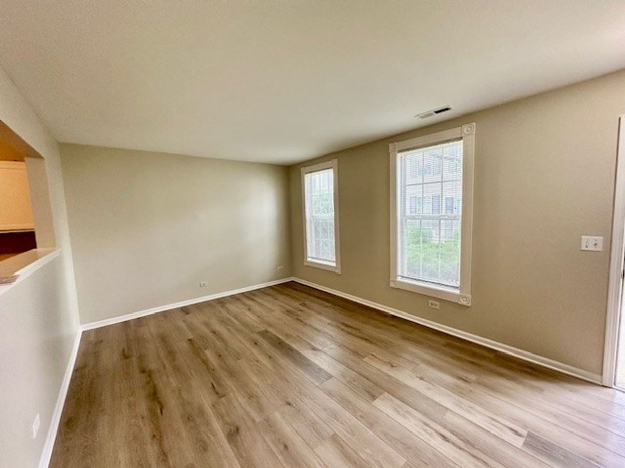 1085 Symphony Dr - Photo 3 of 11