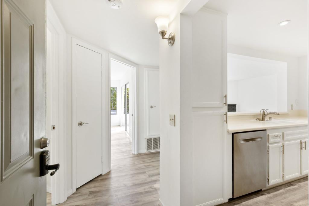 1040 E Washington Ave - Photo 3 of 31
