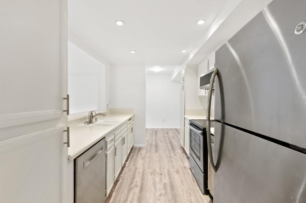 1040 E Washington Ave - Photo 6 of 31