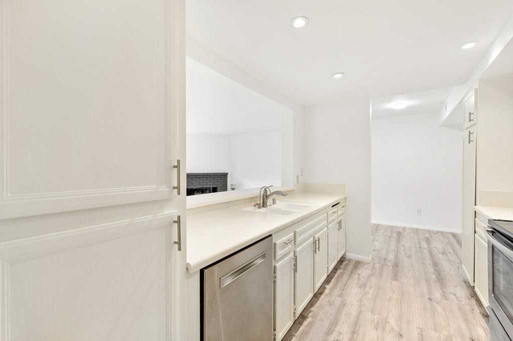 1040 E Washington Ave - Photo 7 of 31