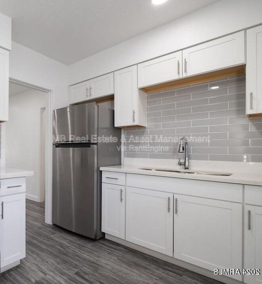 1527 E Oak St #2 - Photo 2 of 7