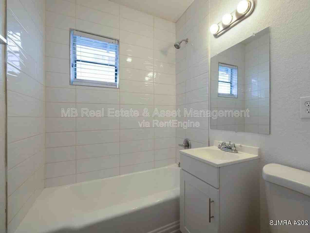 1527 E Oak St #2 - Photo 4 of 7