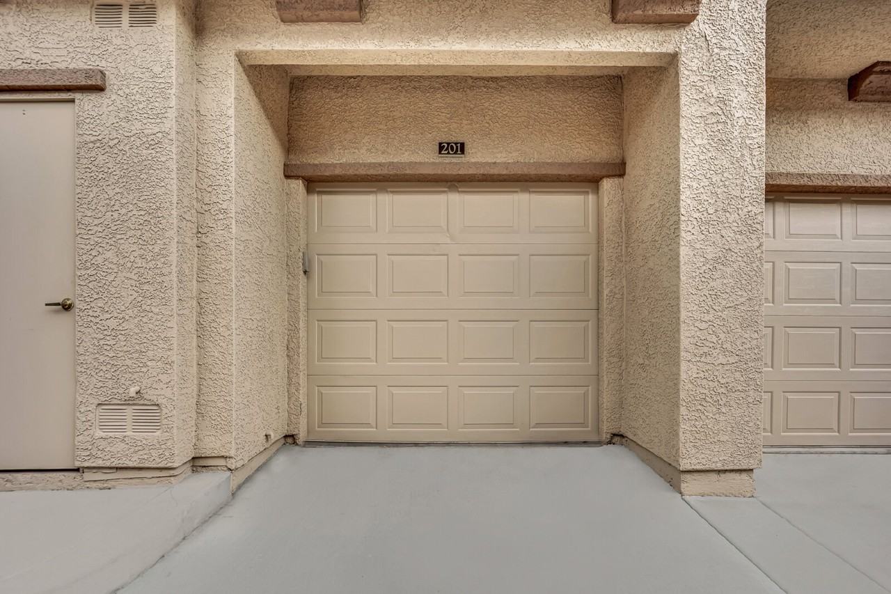 3915 Palm Beach St Apt 201 - Photo 2 of 32