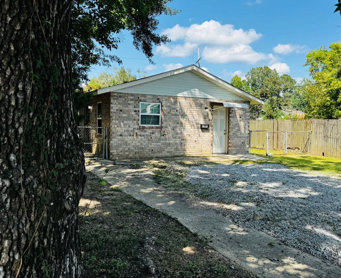 3433 Hollywood St - Photo 2 of 32