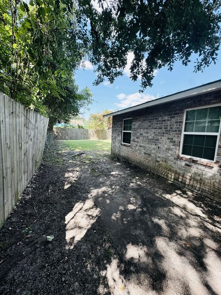 3433 Hollywood St - Photo 5 of 32