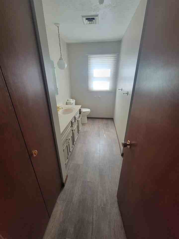 242 4th St Se #B - Photo 2 of 6