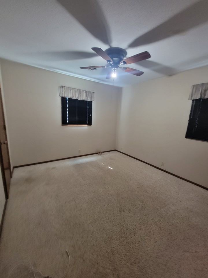 242 4th St Se #B - Photo 3 of 6