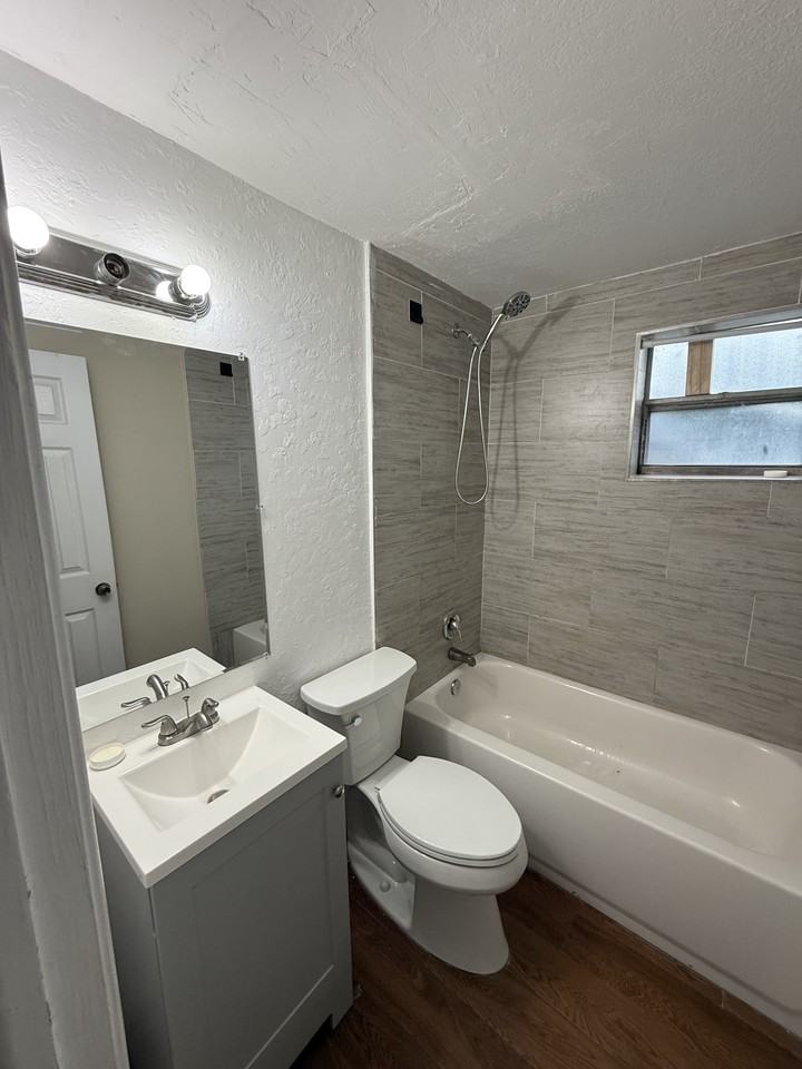 698 Sw 4th St #2 - Photo 7 of 10