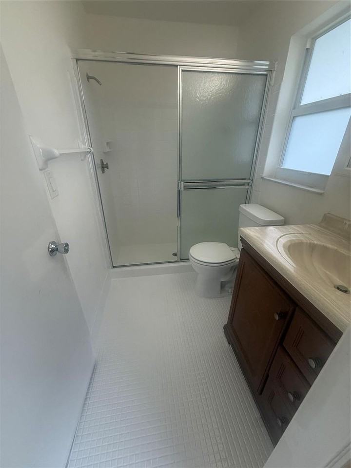 7975 Nw 8th St - Photo 3 of 29