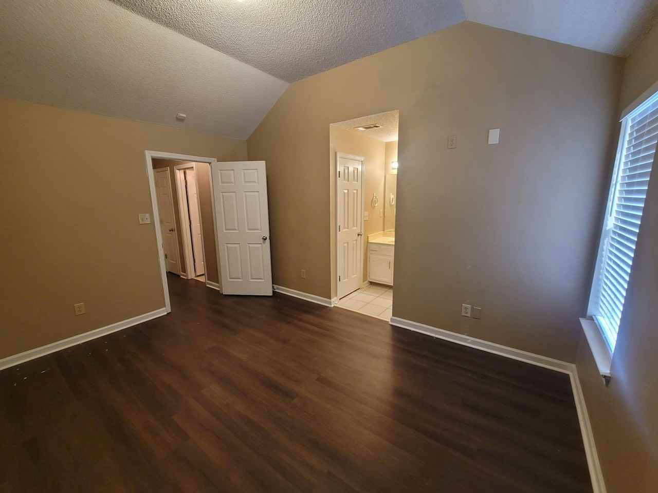6915 Brady Hill Drive - Photo 6 of 32