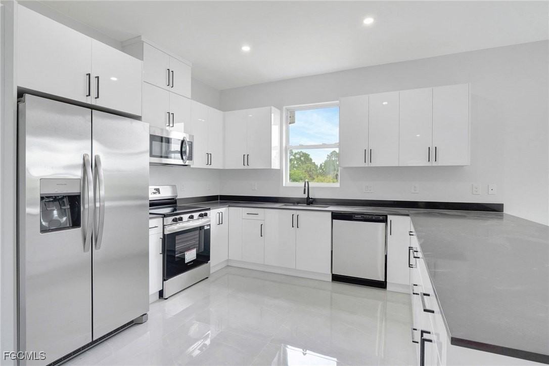 1072 Norton Ave S - Photo 4 of 36