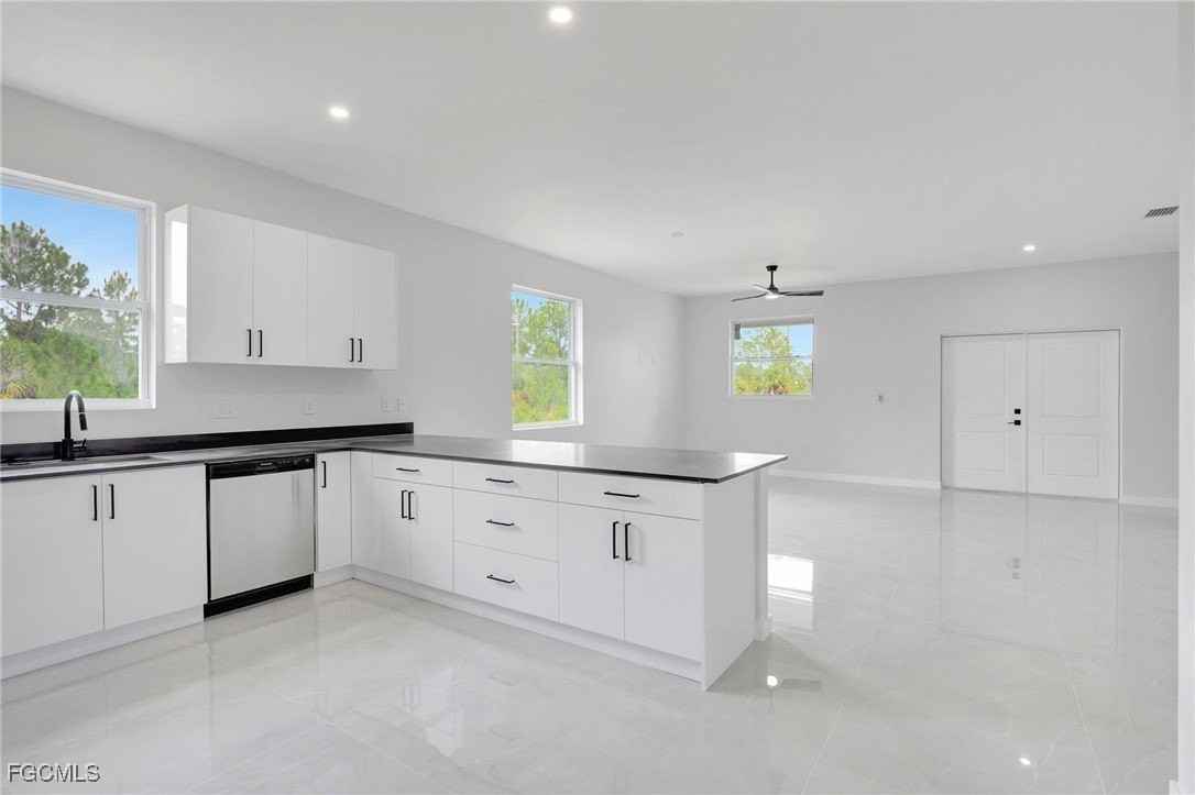 1072 Norton Ave S - Photo 5 of 36