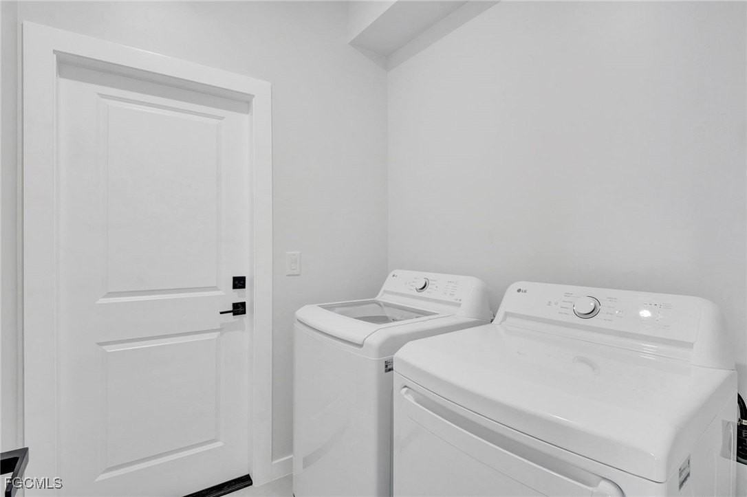 1072 Norton Ave S - Photo 6 of 36