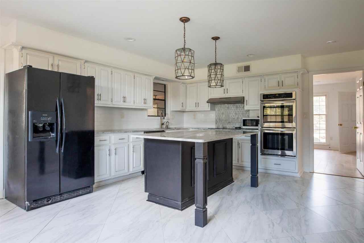 5587 Ashley Sq S - Photo 3 of 14