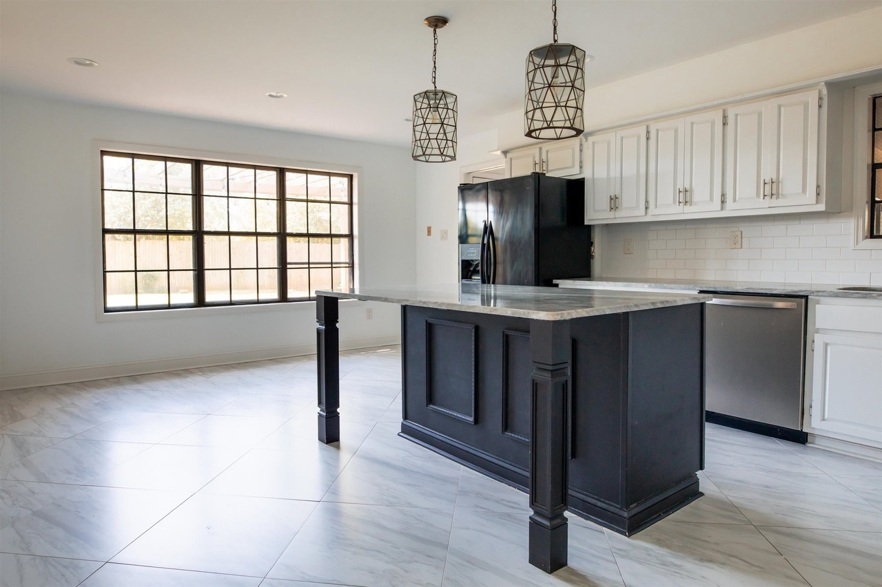 5587 Ashley Sq S - Photo 4 of 14