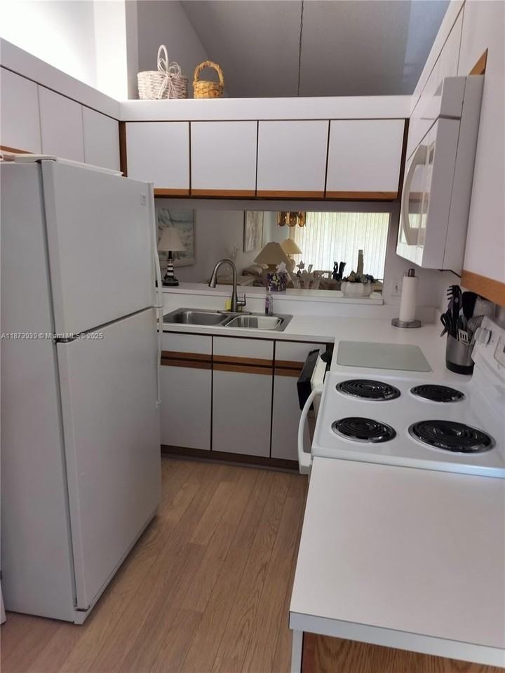 1002 Keystone Dr #F - Photo 2 of 10