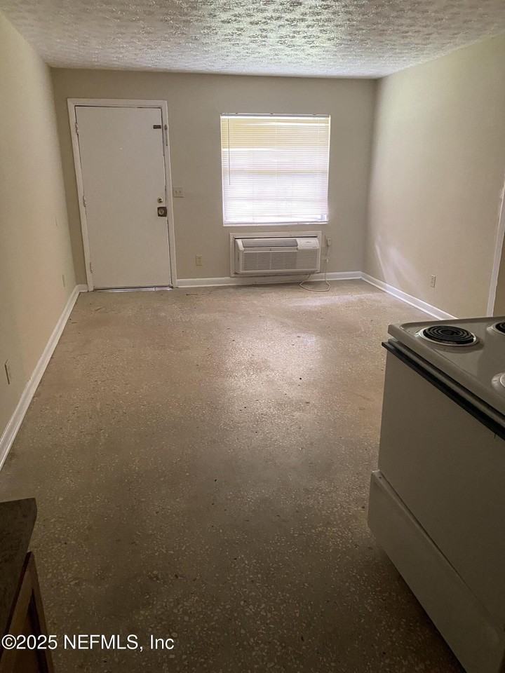 3658 Stanley St Apt 3 #3 - Photo 4 of 7