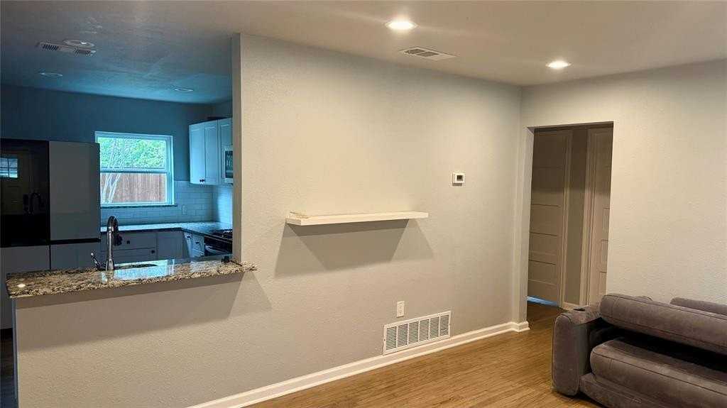 11743 Broadmoor Dr - Photo 5 of 12