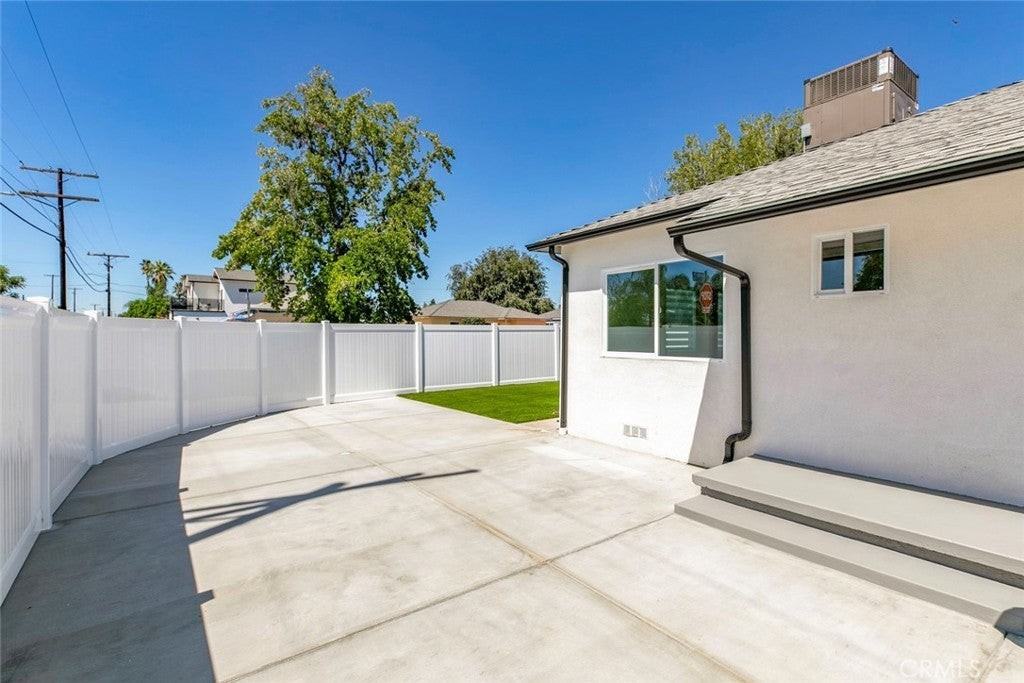 7400 Riverton Avenue - Photo 3 of 24