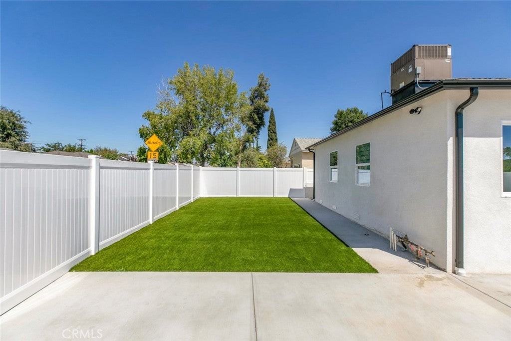 7400 Riverton Avenue - Photo 4 of 24