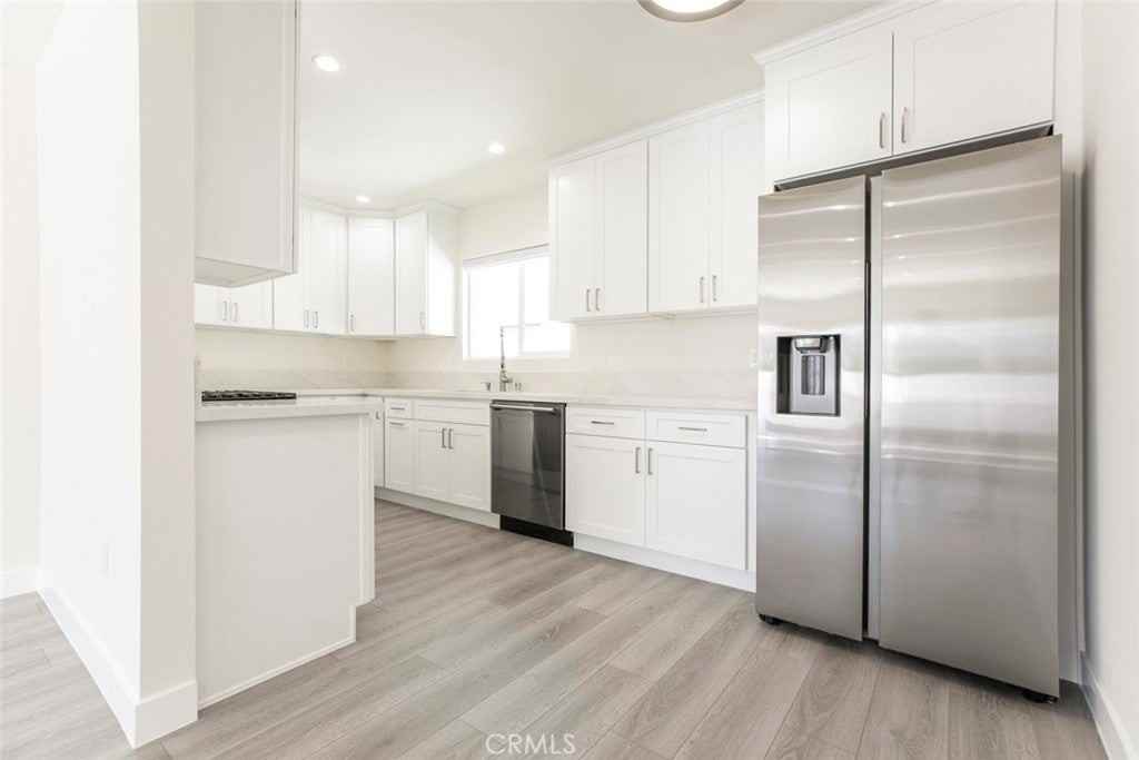 7400 Riverton Avenue - Photo 7 of 24