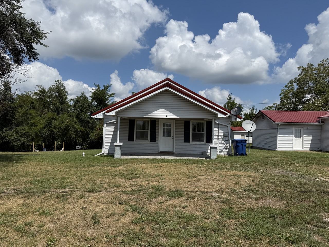 700 W Commercial St - Photo 2 of 16