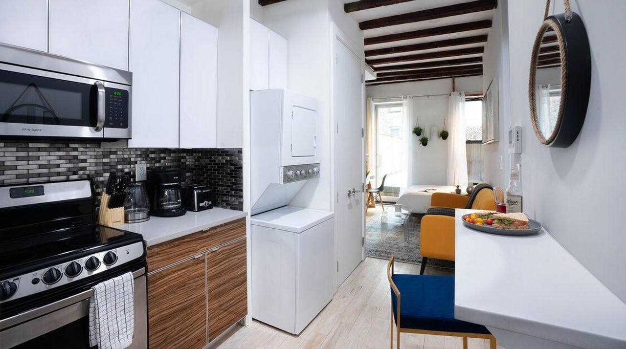 241 E 24th St #1021814P - Photo 6 of 10