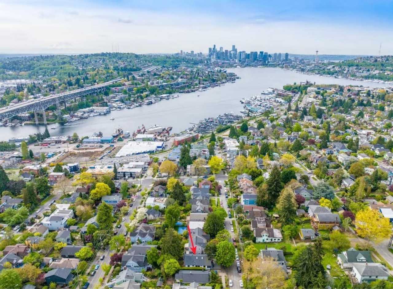 4042 1st Avenue Northeast - Photo 4 of 76