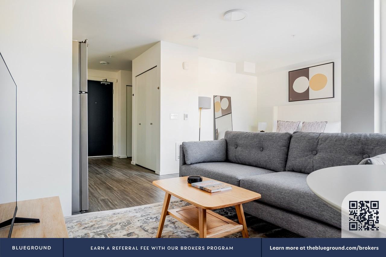 4609 Union Bay Place Northeast - Photo 5 of 38