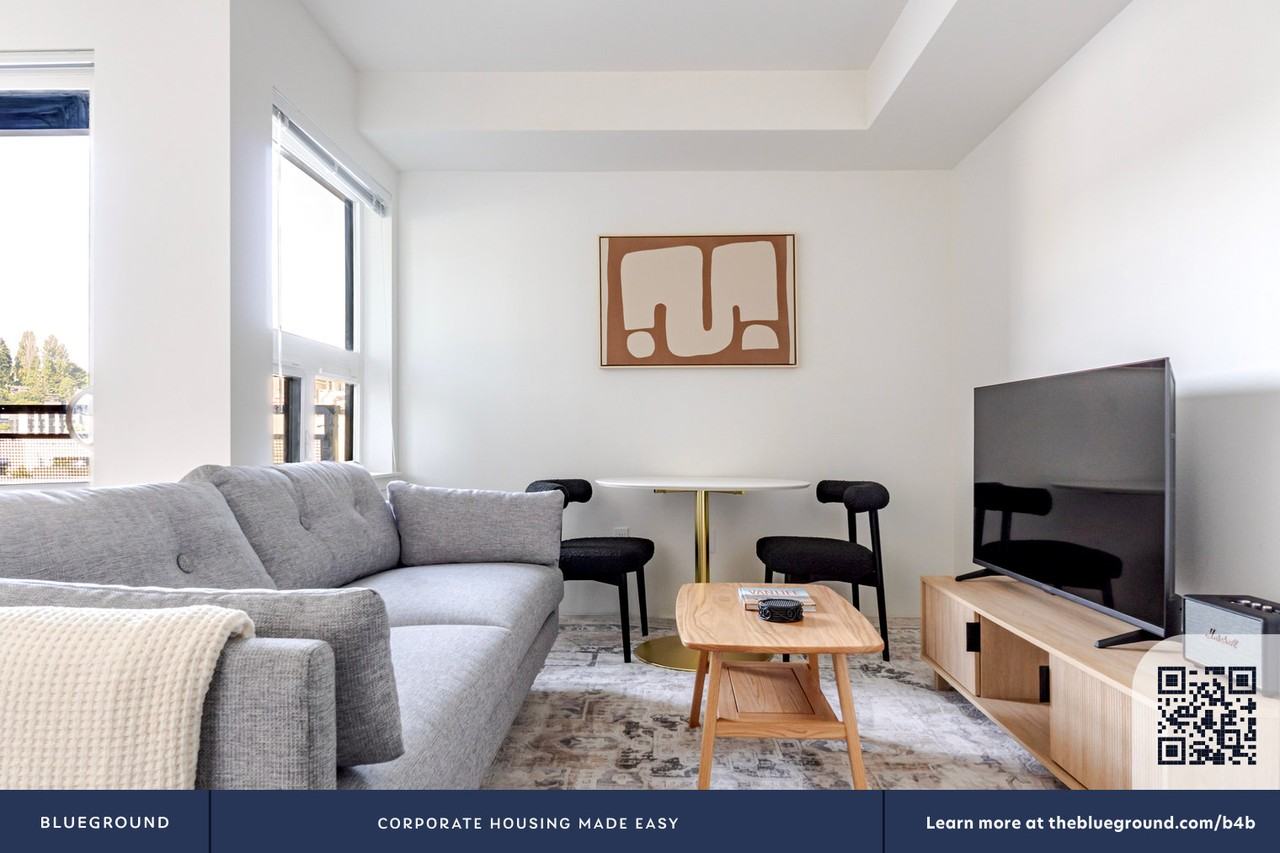 4609 Union Bay Place Northeast - Photo 6 of 38