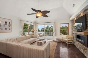 featured image of 960 N Harbor Vw