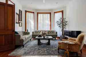 featured image of 1116 W 10th St