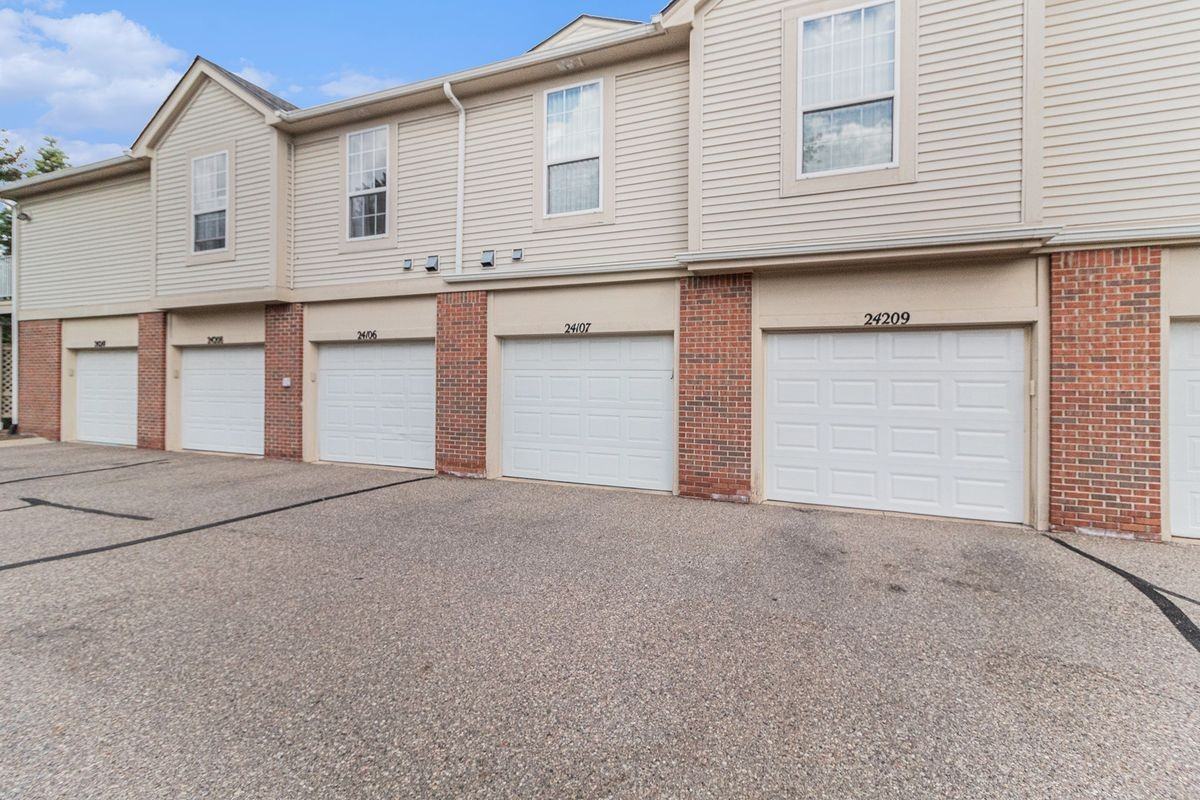 24107 Chesapeake Cir - Photo 2 of 16