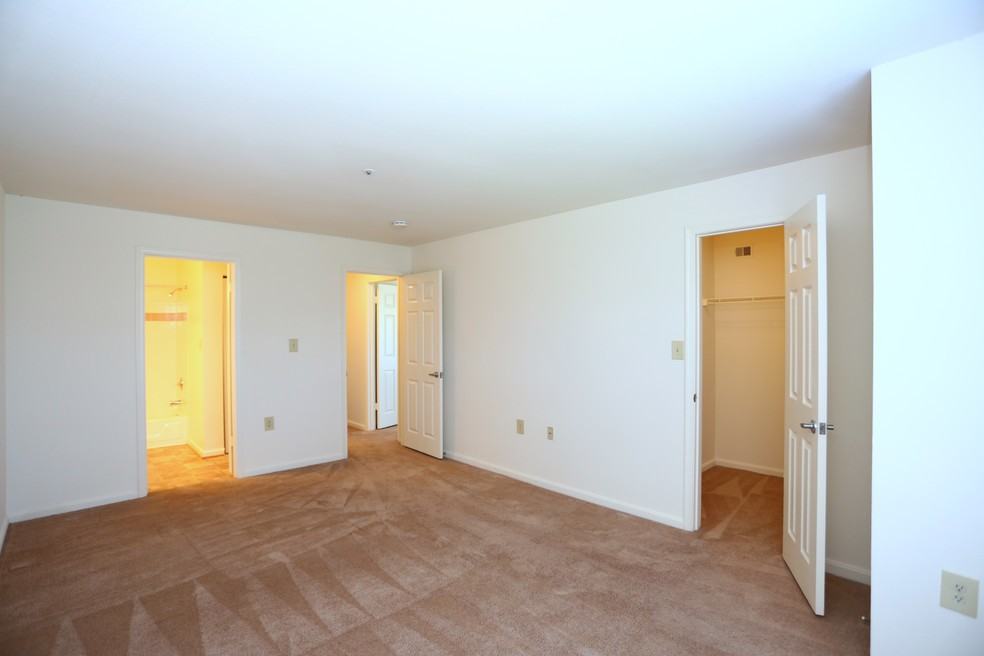 Orchard Club Apartments - Photo 7 of 24