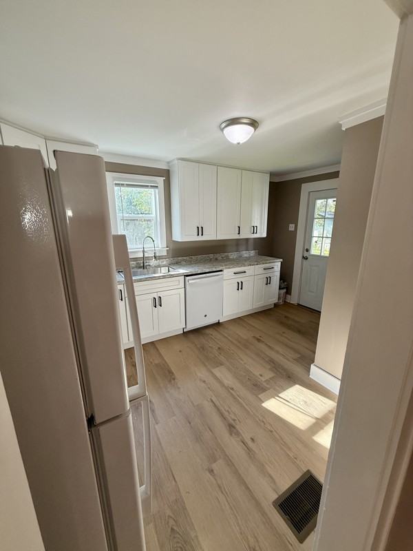 1105 E 5th St - Photo 3 of 16