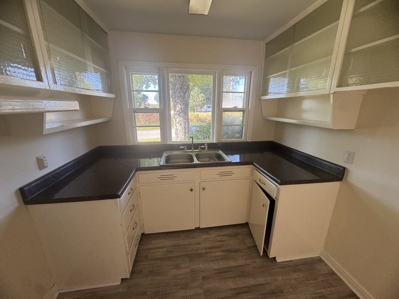 405 Hampton Dr - Photo 5 of 12