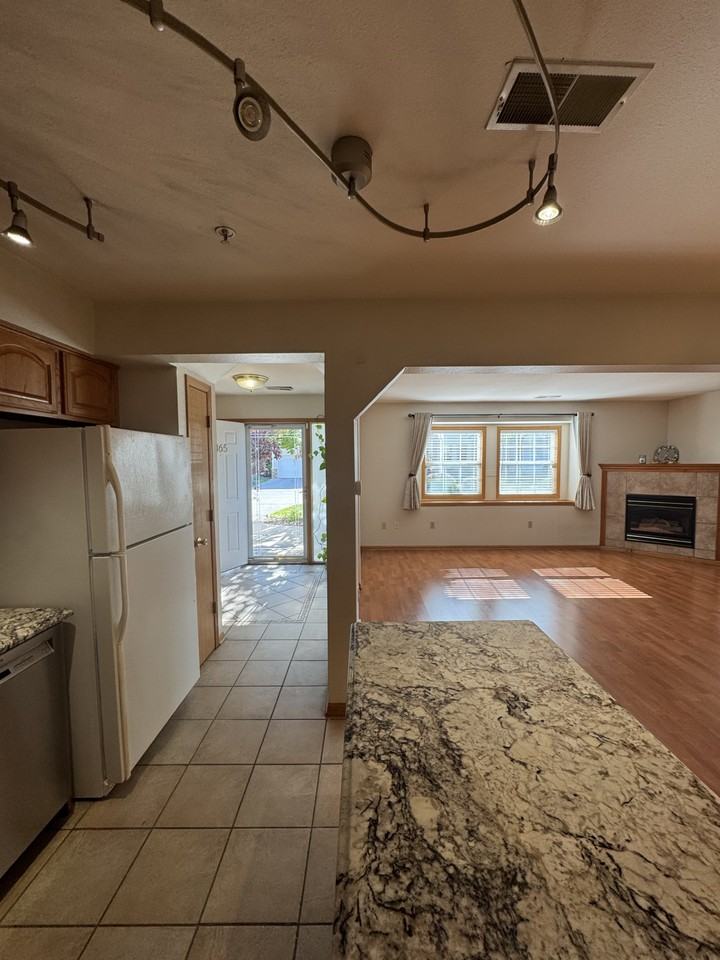 365 Jennifer Ln - Photo 3 of 25